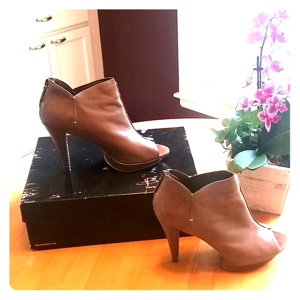 B Makowsky heeled booties